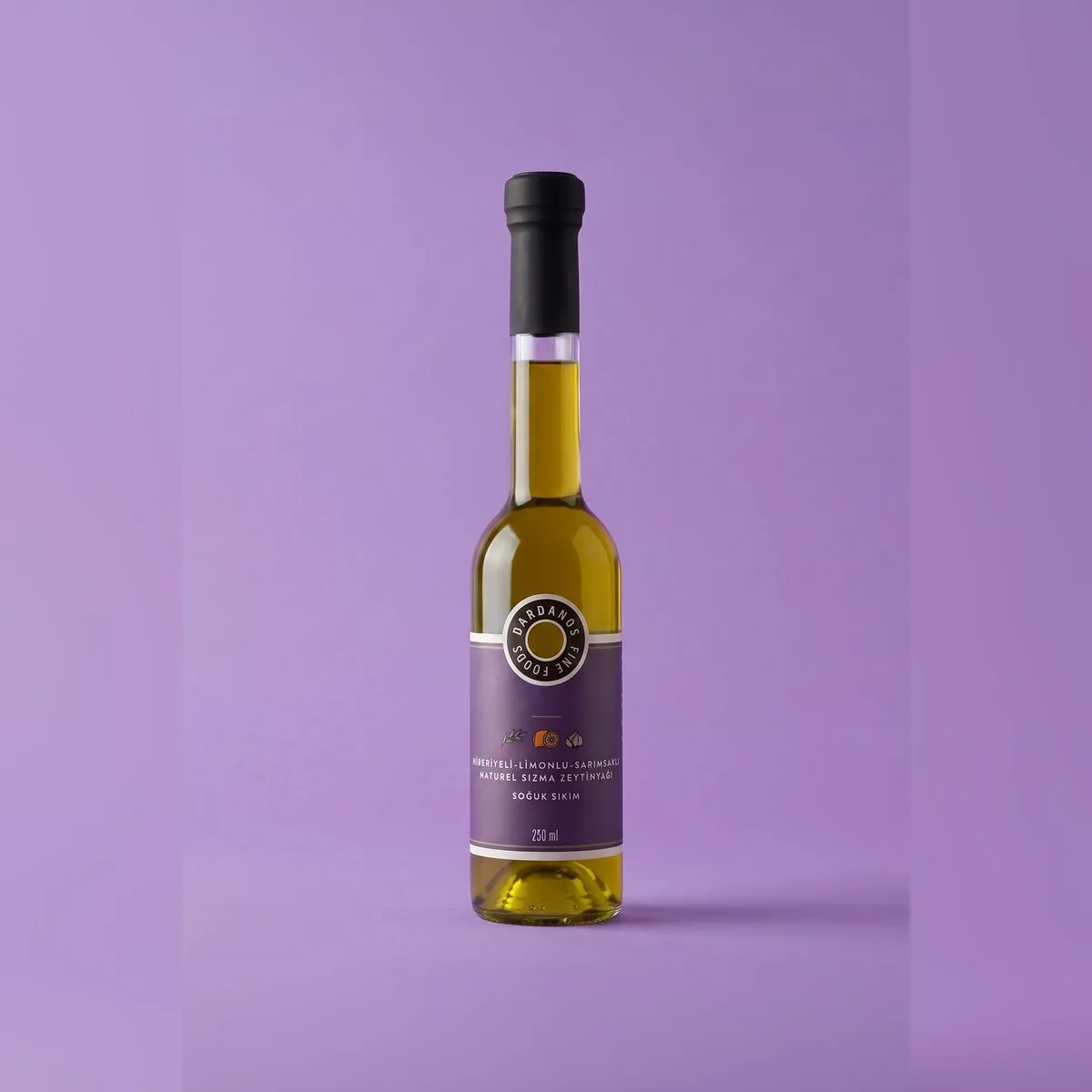 Aromalı zeytinyağı, renkli fon ürün fotoğrafı